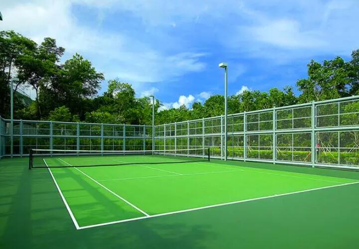 网球场：体育运动场地